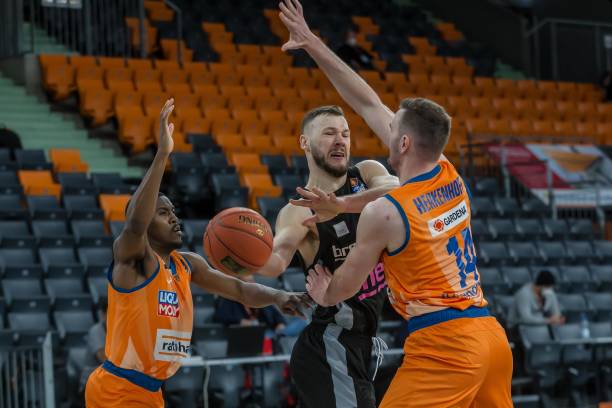 目前的国际 目前的国际